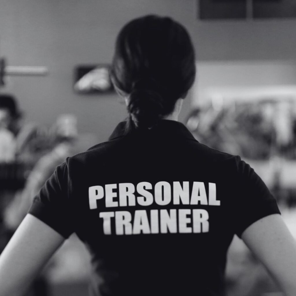 Entrenador personal de espaldas con una camiseta de Personal Trainer